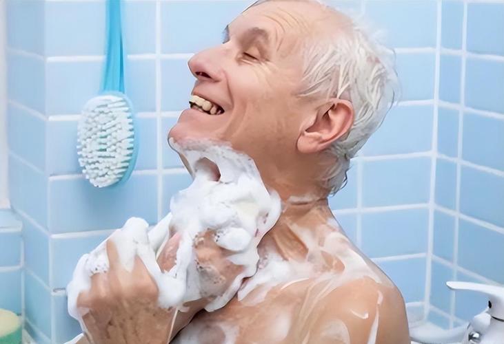 医生强调:超过65岁的老人,宁可不洗澡有味,也别在3个时候洗澡-派特超人-宠物