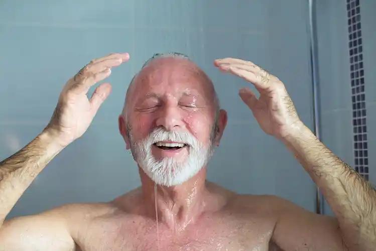 洗澡对老年人健康影响_老年人洗澡后头晕乏力原因_老年犬洗澡后的休息安排