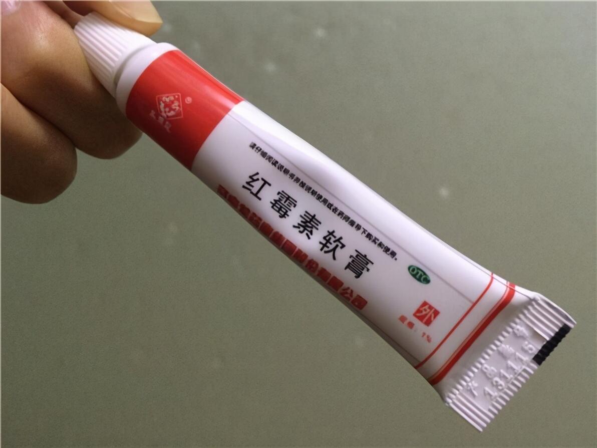 猫咪下巴黑点用药推荐_猫咪黑下巴的成因和治疗方法_猫咪黑下巴治疗药物