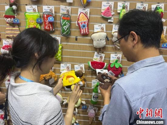 5月3日，境外采购商在广交会上与参展商讨论设计细节。中新社记者 蔡敏婕 摄