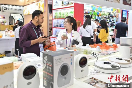 5月3日，智能化宠物用品亮相广交会。中新社记者 陈骥旻 摄