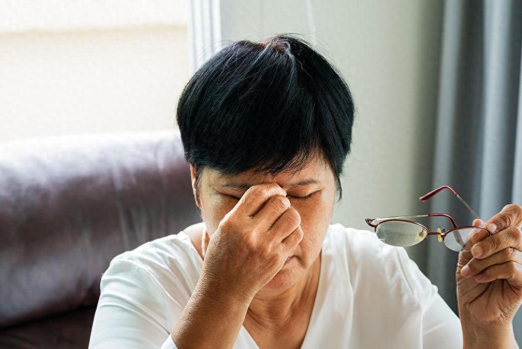 狗狗眼屎发灰？干眼症和感染_眼屎增多预示健康问题_眼睛健康与寿命关系