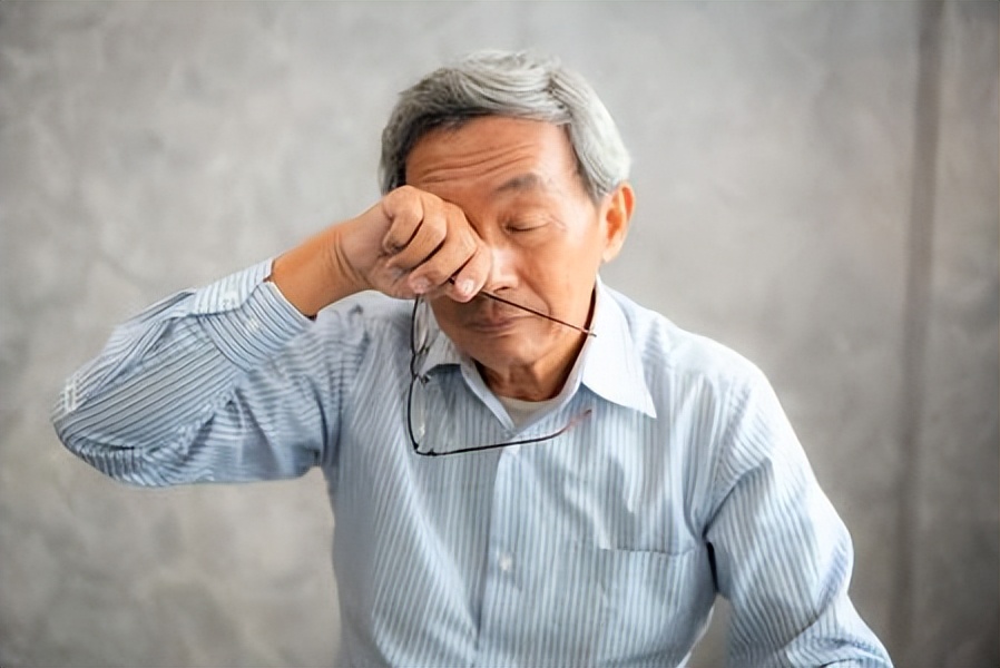 眼睛健康与寿命关系_狗狗眼屎发灰？干眼症和感染_眼屎增多预示健康问题